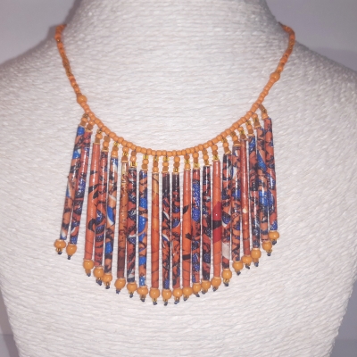Collier en perles de papier multicolore sur orange