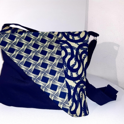 Sac à main bleu et beige rabat double face. Face 2