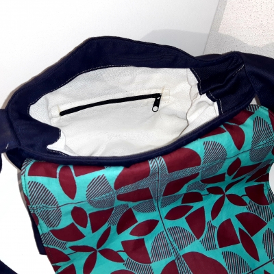 Sac à main bleu rabat double face. Intérieur 