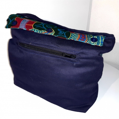 Sac à main bleu rabat double face. De dos