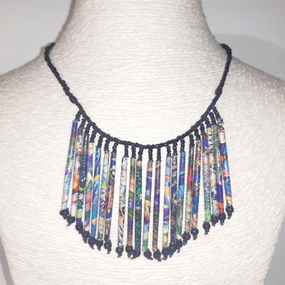 Collier en perles de papier multico sur noir