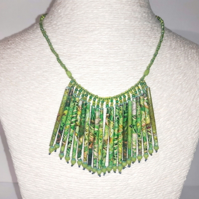 Collier en perles papier vert